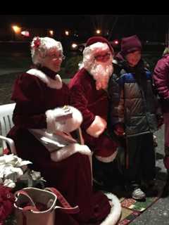 Bethel's Stony Hill Four Corners Lights Up For Food Drive, Tree Ceremony 