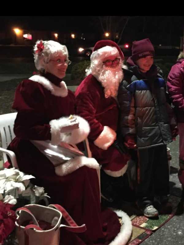 Bethel's Stony Hill Four Corners Lights Up For Food Drive, Tree Ceremony 