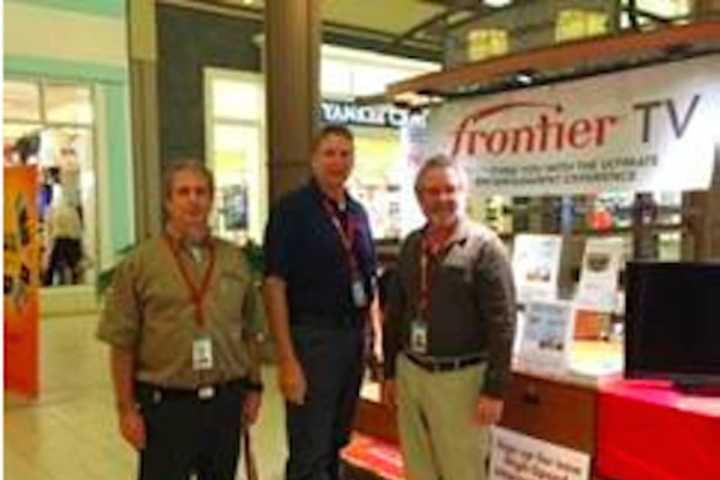 Frontier Sets Up Kiosk At Danbury Mall To Send Holidays Cards To Soldiers