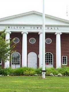 Wilton Chamber Of Commerce Sets Up For Holiday Reception