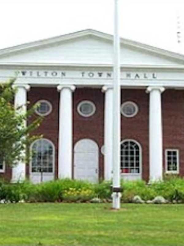 Wilton Chamber Of Commerce Sets Up For Holiday Reception