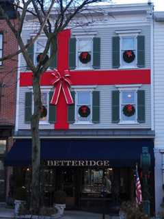 Greenwich Chamber Calls On Stores To Deck The Halls For Decorating Contest