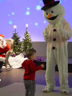 Santa To Light Tree At Norwalk's Stepping Stones Tonight
