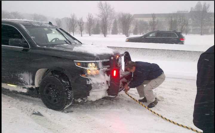 Gov. Andrew Cuomo assists a stranded motorist on the Cross Island Parkway in Nassau County early Saturday afternoon before the travel ban went into effect.