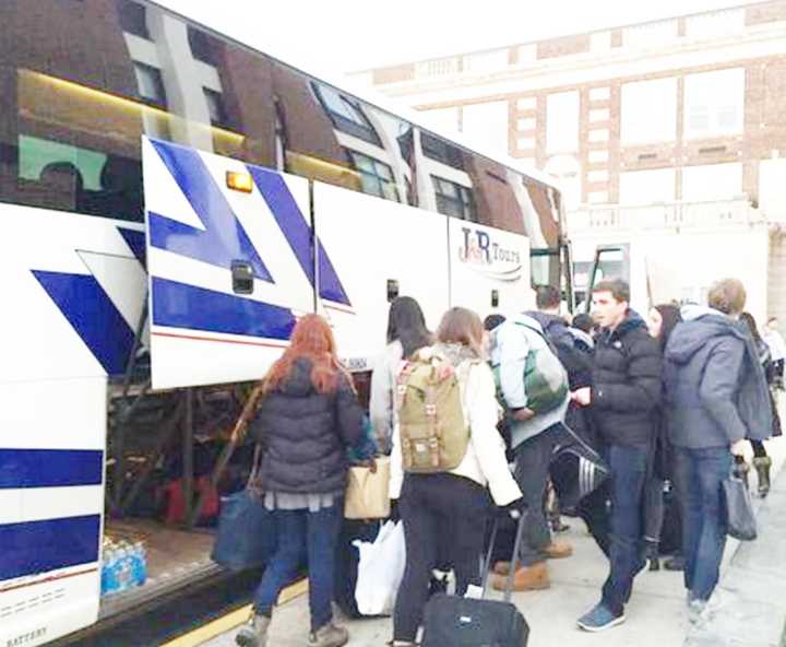 Mamaroneck High School&#x27;s AP Government class departs for New Hampshire on Saturday. Nearly 100 students will volunteer for Republican and Democratic presidential campaigns, while 21 others are covering rallies and Tuesday&#x27;s primary as journalists.