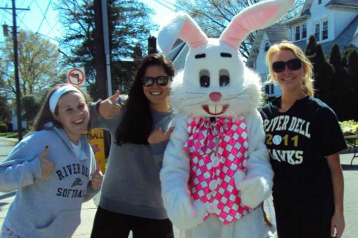 River Dell Girls' Softball Team Sets Habit Burger Fundraiser
