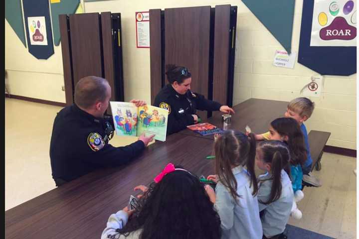 Bethel Police Officers Share Stories With Kids On Story Time Night