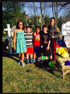 Ridgefield Police Officer Chats With Local Kids, Enjoys Lemonade