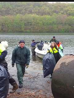 Crews Go To Work Cleaning Up Housatonic River In Shelton