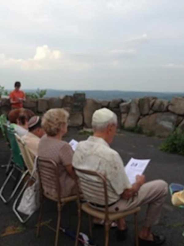 Teaneck, Closter Temples Hold Service On Palisades Lookout