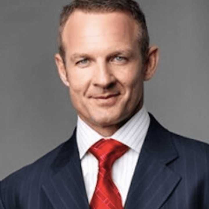 Former NFL player and television analyst Merrill Hoge will join a sports bar in Yonkers to help usher in the NFL season on Monday.