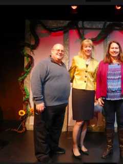 Union Savings Bank Donates $25,000 To Ridgefield Theater Barn