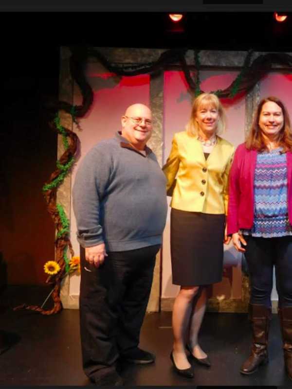 Union Savings Bank Donates $25,000 To Ridgefield Theater Barn