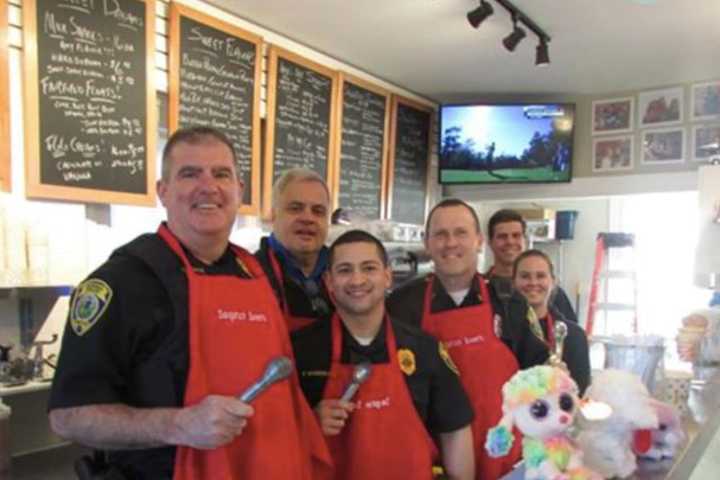 Fairfield Cops Serve Up Scoops For Scholars At Saugatuck Sweets