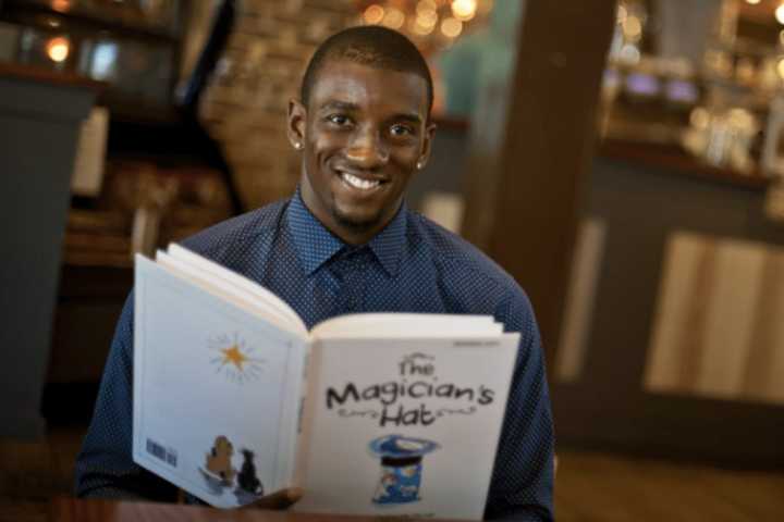 Super Bowl Champ Tackles Reading With Kids In Bridgeport