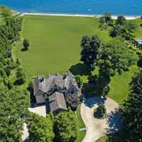 <p>The mansion sits on 7.7 acres.</p>