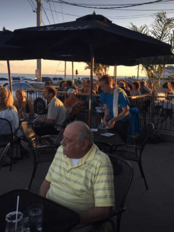 Head To The Crabby Dog Tavern In Stratford For Seaside Dining