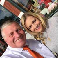 <p>Melissa Joan Hart with Bristol Mayor Ken Cockayne.</p>