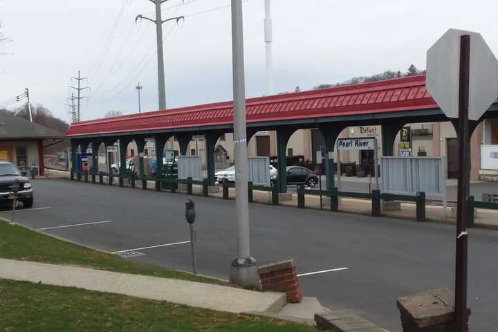 Man Jumps On Train Near Platform Full Of Pedestrians In Pearl River, Police Say