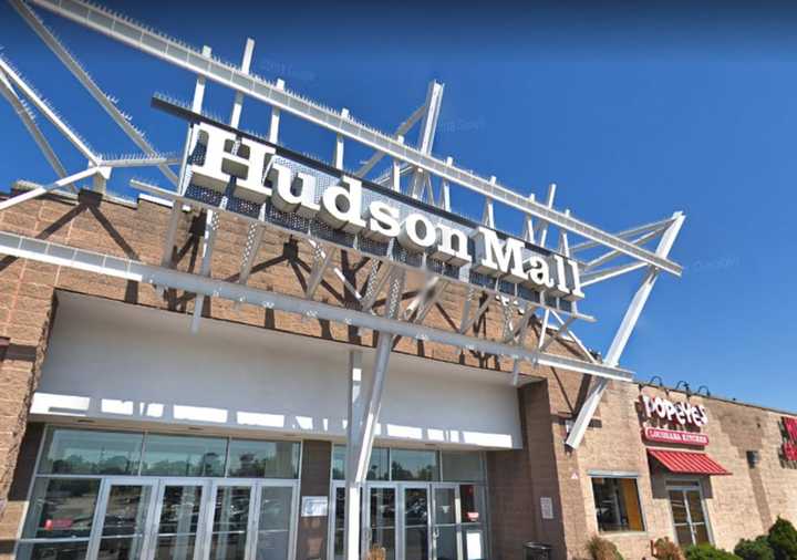 Tiny flies are slowing down business at the Hudson Mall in Jersey City.