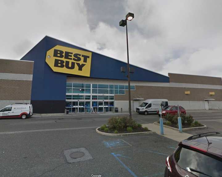 Best Buy on Old Country Road in Westbury