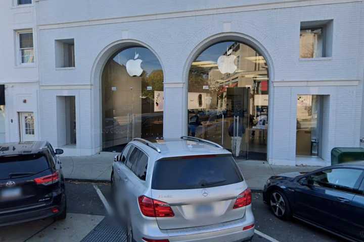 Greenwich Apple Store Burglarized, 13 iPhones Stolen