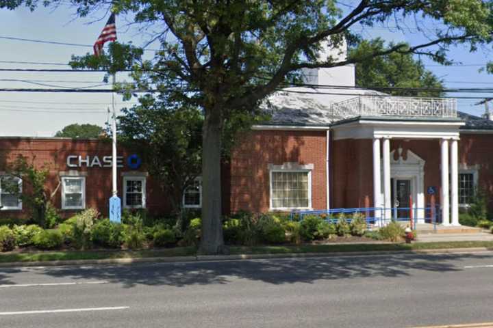 Suspect At Large After Robbery At Long Island Chase Bank