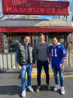 Ex-Giants Manning, O'Hara Make Comic's Day At NJ Burger Icon