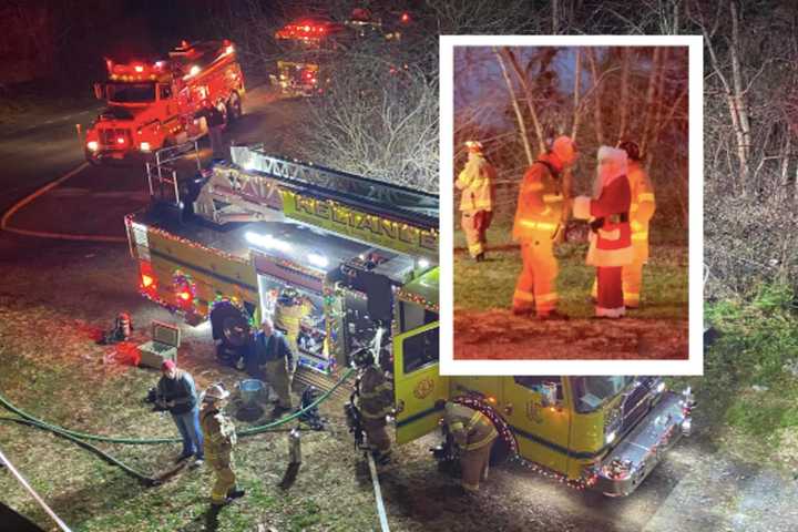 Santa Claus Spots Fire During Christmas Tour Through NJ Town