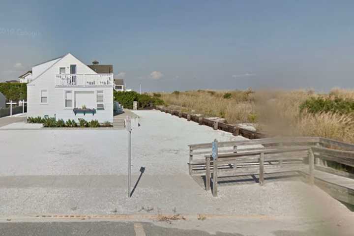 Car Crashes At South Jersey Beach, 2 Hurt (DEVELOPING)