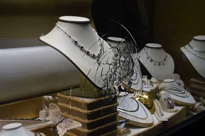 Several Thieves Rob Tysons Corner Jewelry Store: Reports