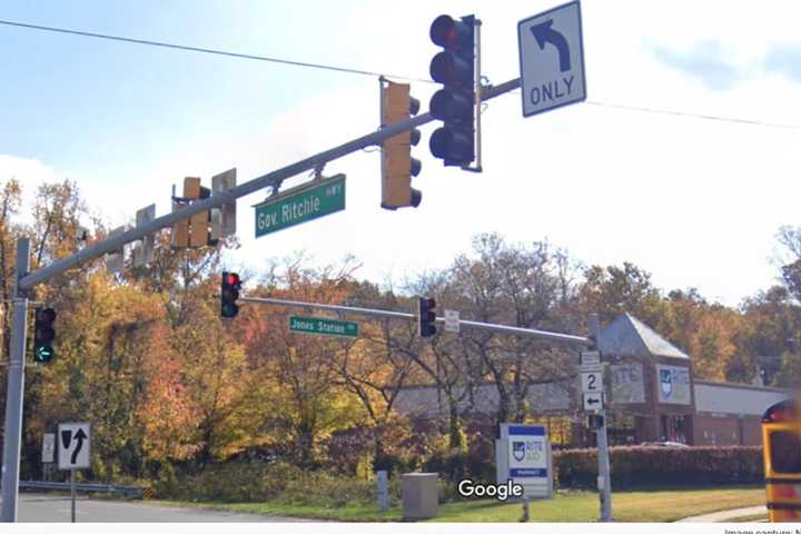 Angry Pick-Up Truck Driver Pushes BMW Down Severna Park Street