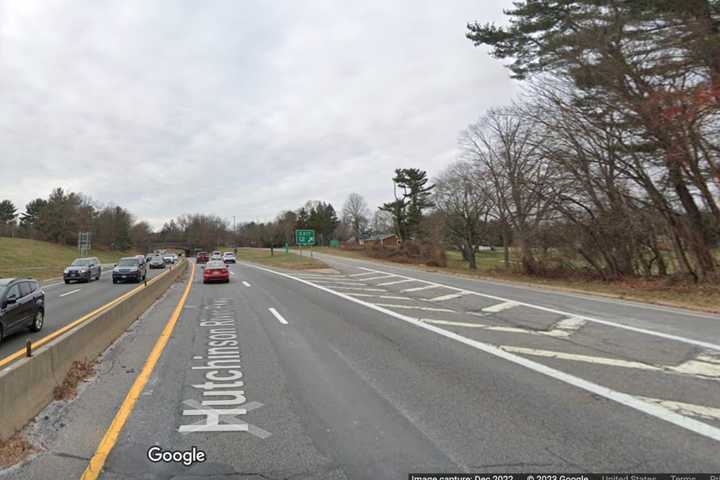 Blocked Lane Slows Traffic On Hutchinson River Parkway In Scarsdale: Developing