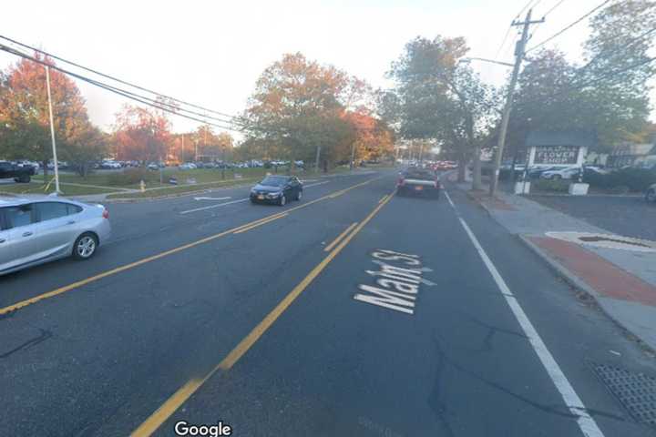 Fatal Crash: 28-Year-Old Wyandanch Woman ID'd As Victim On Montauk Highway In Oakdale