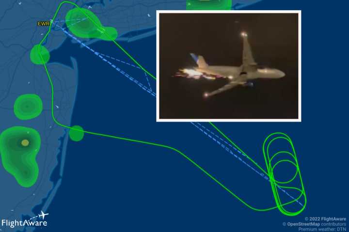 A screenshot of the Instagram video showing the sparking wing and the map of the flight plane of the United Airlines flight.