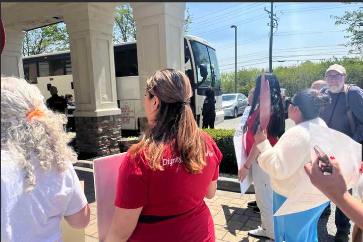 2 Buses Of Asylum Seekers Arrive At Newburgh Hotel Despite Promises By NYC Mayor