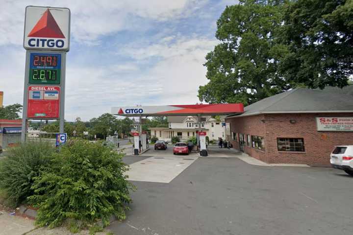 Teen Shot After Jumping Into Stranger's Car At Springfield Gas Station: Cops