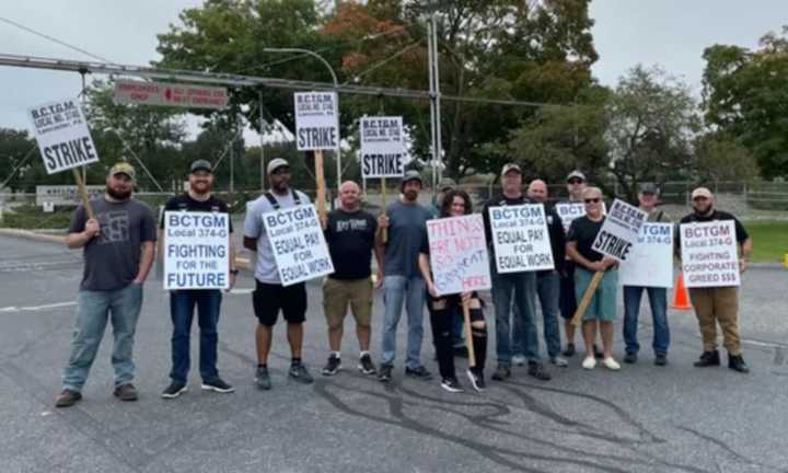 BCTGM Local 374G on strike in Lancaster outside the Kellogg&#x27;s plant.