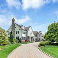 <p>Phil Simms is selling his Franklin Lakes home.</p>