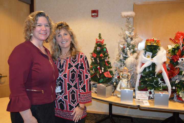 Griffin’s Wonderland Of Trees Raises $9,300 For Spooner House In Shelton