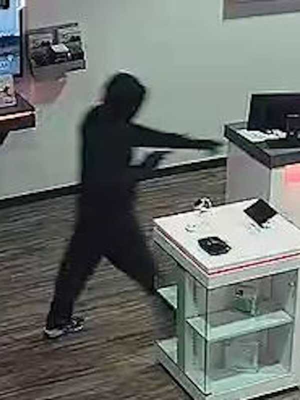 Suspect On Loose After Armed Robbery At Long Island Verizon Store
