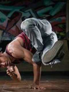 Watch Break Dancer Perform Hip-Hop At Trumbull Library