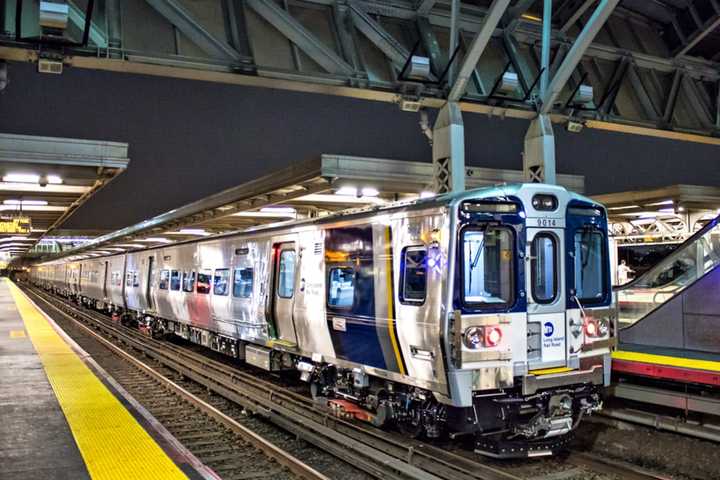 MTA Bans Alcohol On LIRR, Metro-North Trains For SantaCon