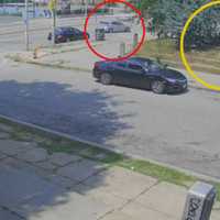 <p>The suspect vehicle, circled in red, can be seen pulling up to the victims, circled in yellow.</p>