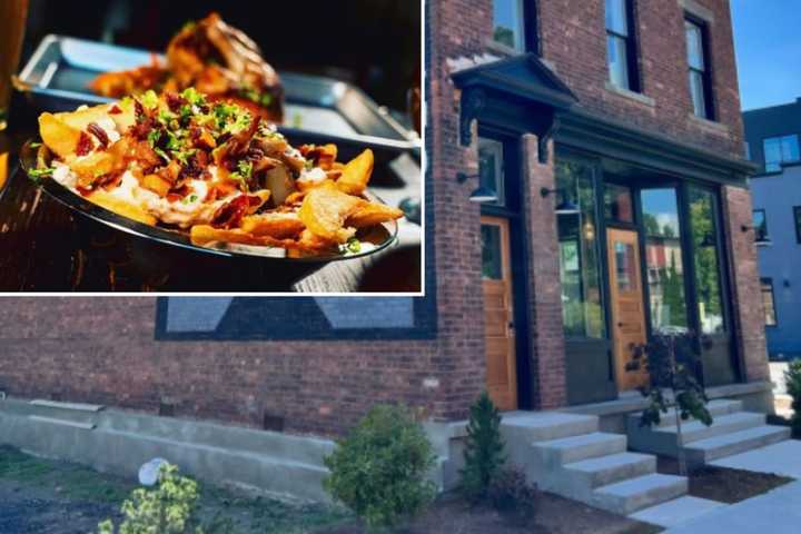 Patrick Henry’s, located in Coxsackie at 48 South River Street, welcomed its first diners on Friday, April 7. Pictured are the thick cut fries with blue cheese sauce, applewood smoked bacon, and scallions.