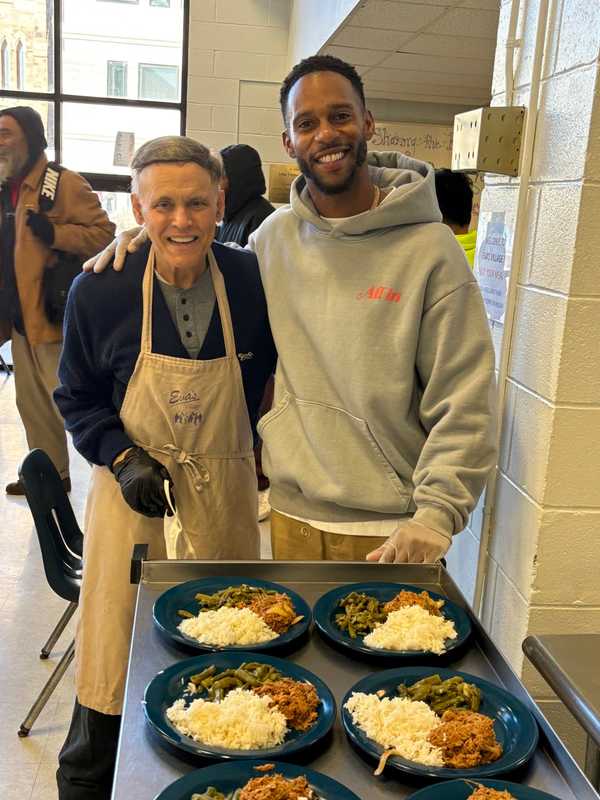 Victor Cruz Spreads Holiday Cheer At Eva's Village