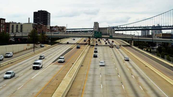 I-95 northbound near Exit 22 in Center City, Philadelphia. The Benjamin Franklin Bridge is visible in the background.&nbsp;