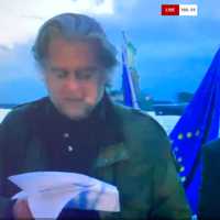 <p>Steve Bannon with Chinese billionaire businessman Miles Guo.</p>