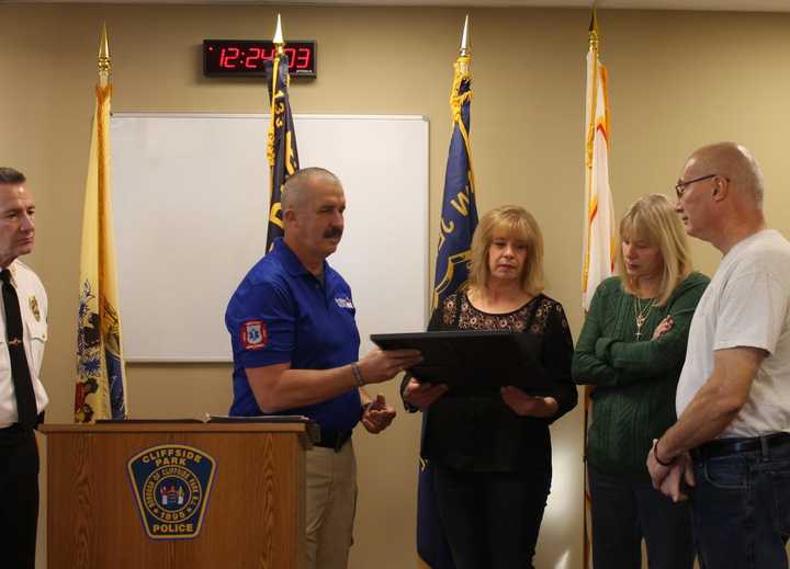 Morse presents plaque to Petuzzello&#x27;s parents.