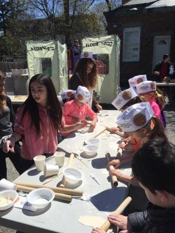 Chabad Of Rivertowns Invites All To Community Sedar